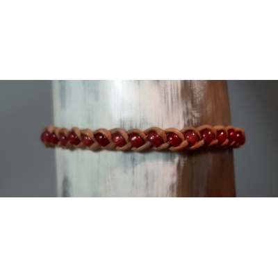 gevlochten leren armbandje beige met rozerood gevlochten leren armbandje beige met rozerood